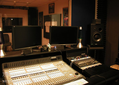 录音棚解决方案 专业声学装修与电视机的整合设计