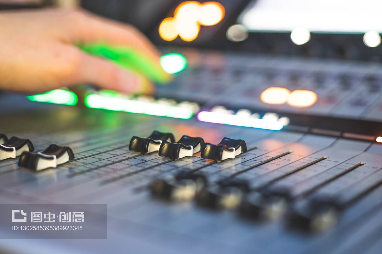录音室混音台: 音响工程师的专业音乐制作艺术